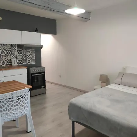 Studio Entier Saint-Laurent-dʼAigouze Extérieur photo